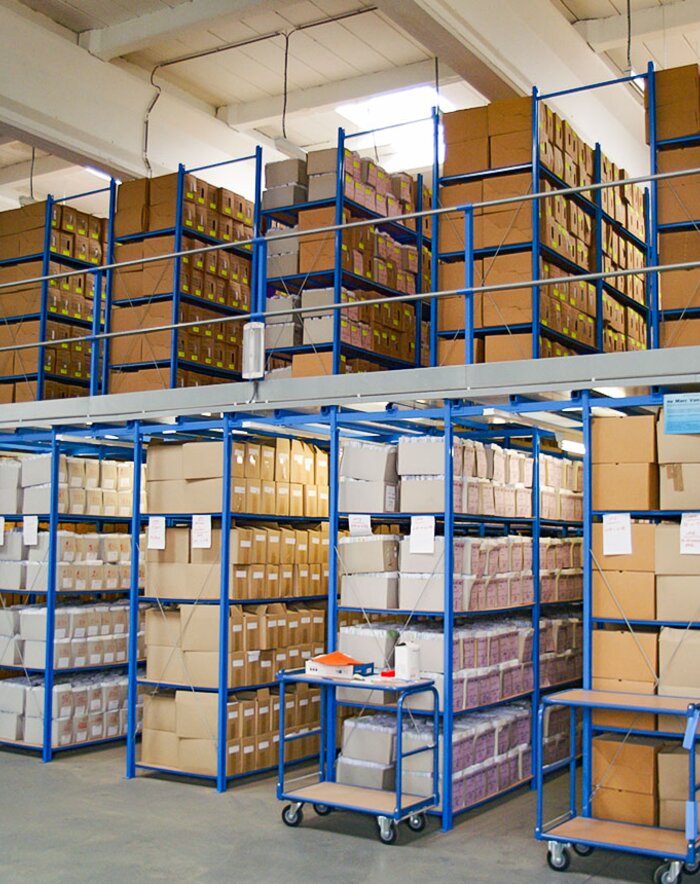 Tussenvloer-voor-stelling-flip-plus-entrosol-met-stellingen-en-magazijn-wagens.jpg