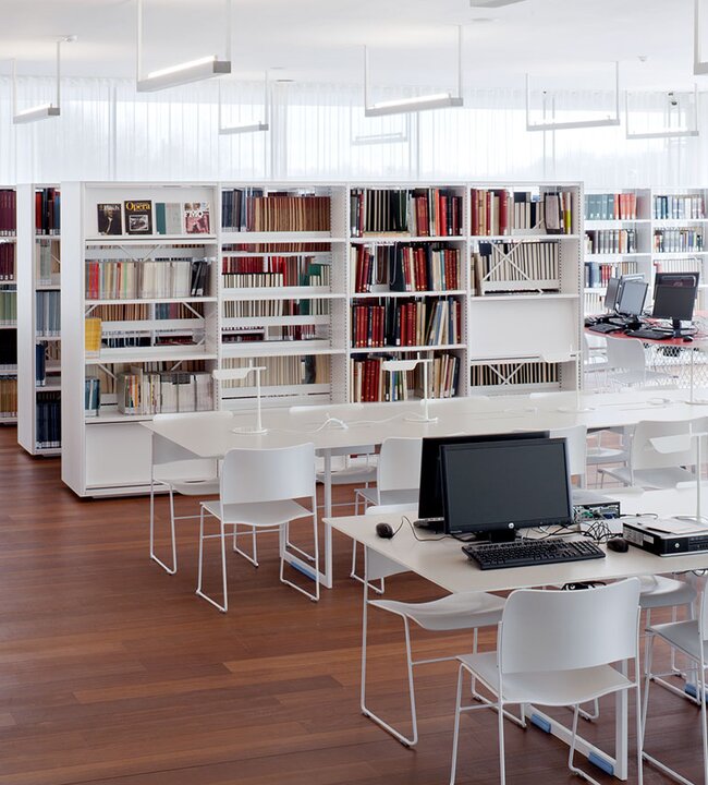 kantoorinrichting-diverse-rek-bureau-stoelen-tafels-bibliotheek.jpg
