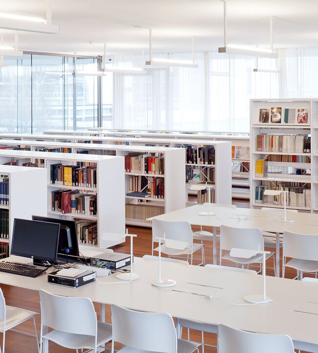 kantoorinrichting-diverse-rek-bureau-stoelen-lange-tafels-bibliotheek.jpg