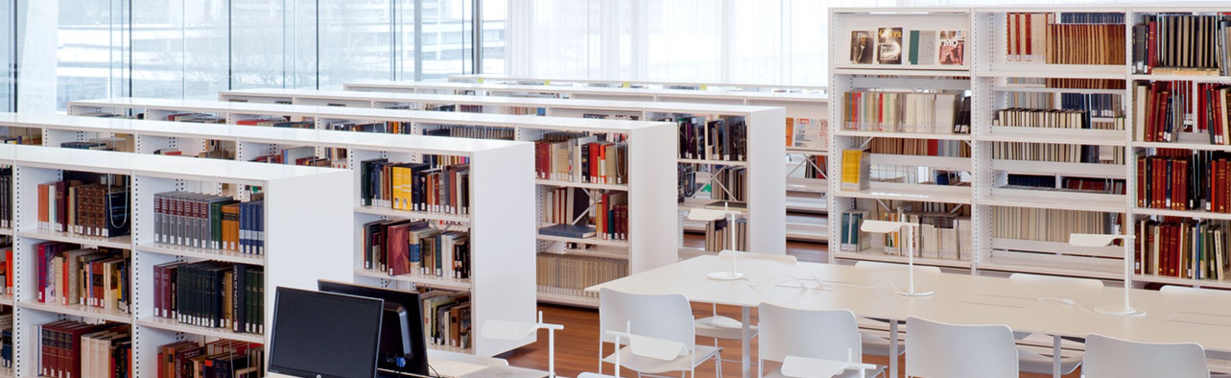 kantoorinrichting-diverse-rek-bureau-stoelen-lange-tafels-bibliotheek.jpg