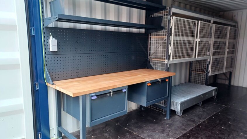Container-inrichting-werkstation-met-opslagmogelijkheden.jpg
