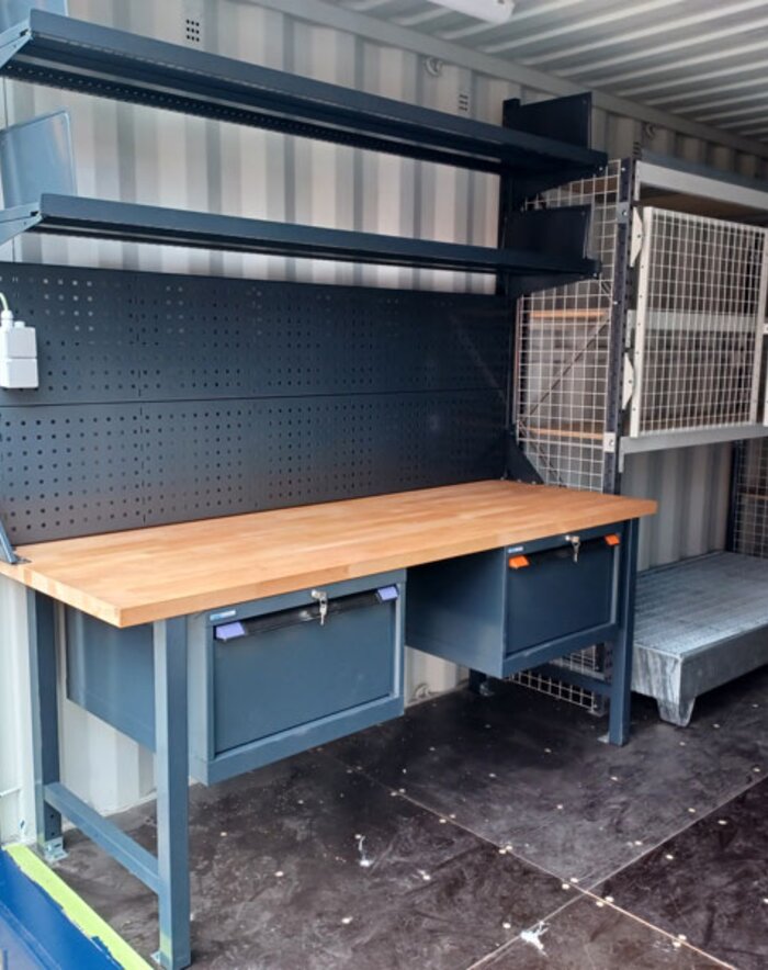 Container-inrichting-werkstation-met-opslagmogelijkheden.jpg