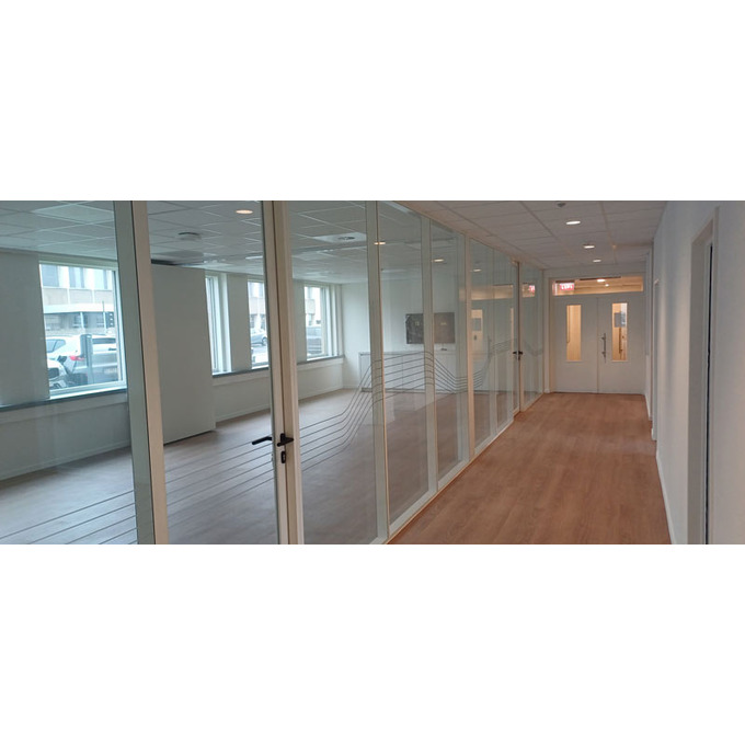 Scheidingswanden-hoyez-H10-VC-Gang-afwerking-bestickering-glazen-muren.jpg