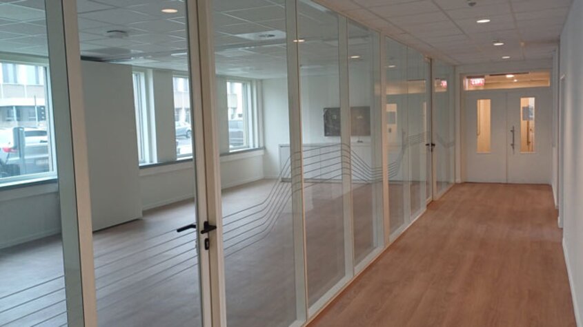 Scheidingswanden-hoyez-H10-VC-Gang-afwerking-bestickering-glazen-muren.jpg