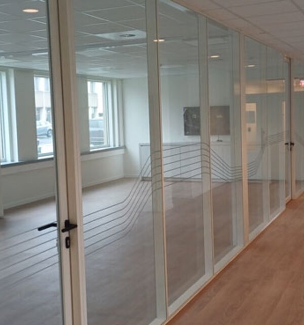 Scheidingswanden-hoyez-H10-VC-Gang-afwerking-bestickering-glazen-muren.jpg