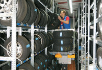 "Ramasser facilement les pneus avec un &eacute;l&eacute;vateur &eacute;lectrique" title="Ramasser facilement les pneus avec un &eacute;l&eacute;vateur &eacute;lectrique"