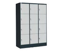 "Een locker of vakkenkast met een metalen frame." title="Een locker of vakkenkast met een metalen frame."