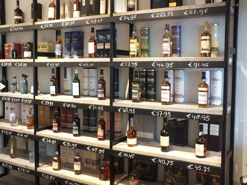 Brumorek opstelling met zwarte lijsten voor wijnflessen. Brumorek opstelling met zwarte lijsten voor wijnflessen.