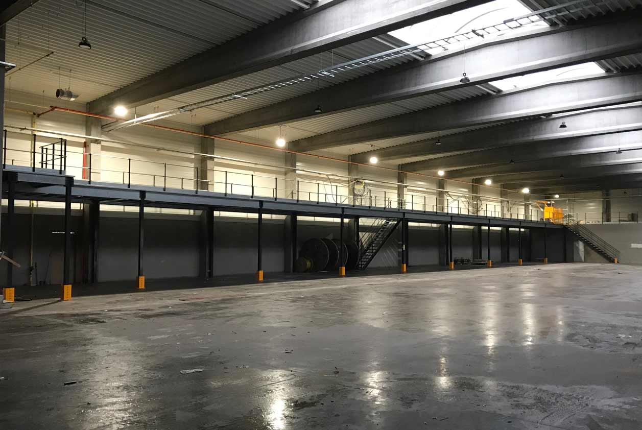 Een tussenvloer in een nieuwe industriele magazijn zone
