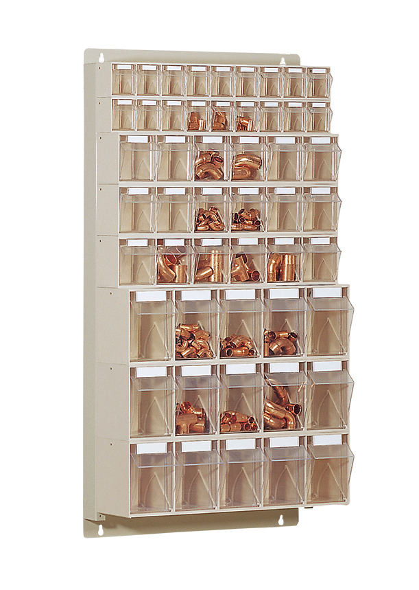 Een Stala kantelbakken kast met metalen objecten er in. Kopen voor in het magazijn, wordt als kast gebruikt 